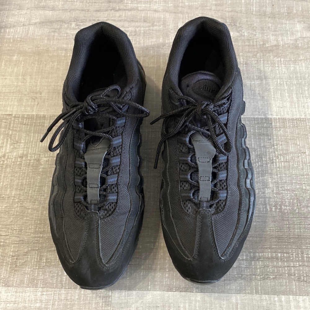 Black air max 95 excellent condition size 11.5